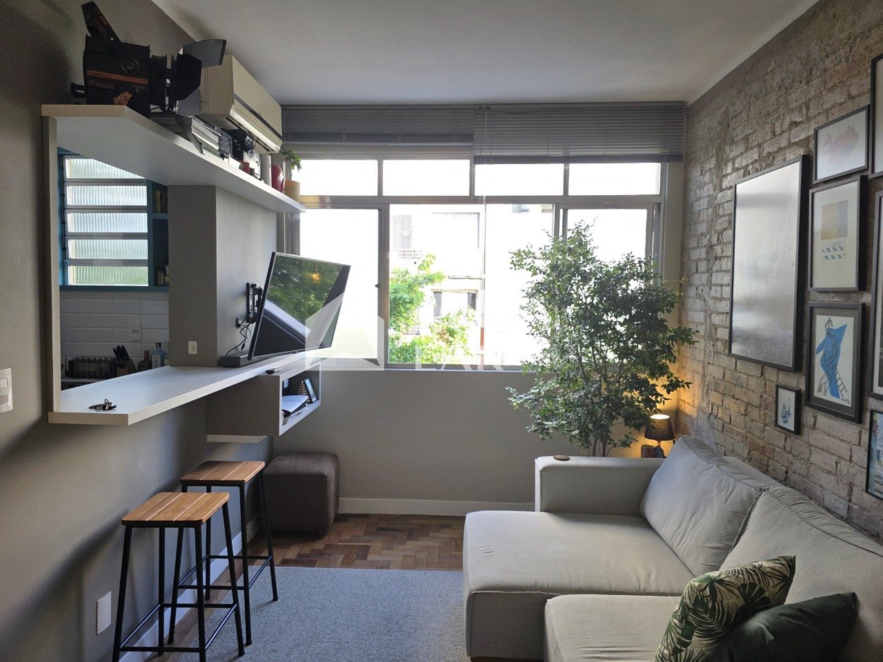 Charmoso Apartamento Decorado, Frente Leste, no Centro de Porto Alegre - Geniale Imóveis